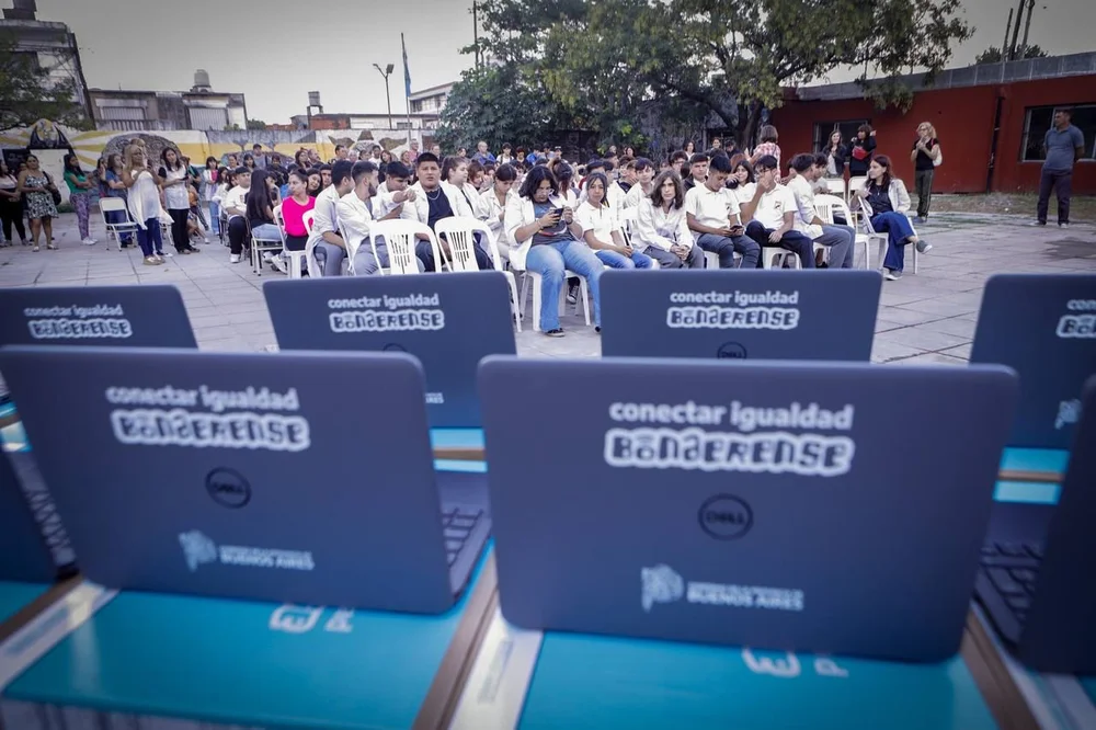 Mayra Mendoza entregó netbooks a estudiantes de la escuela Piedrabuena de Solano