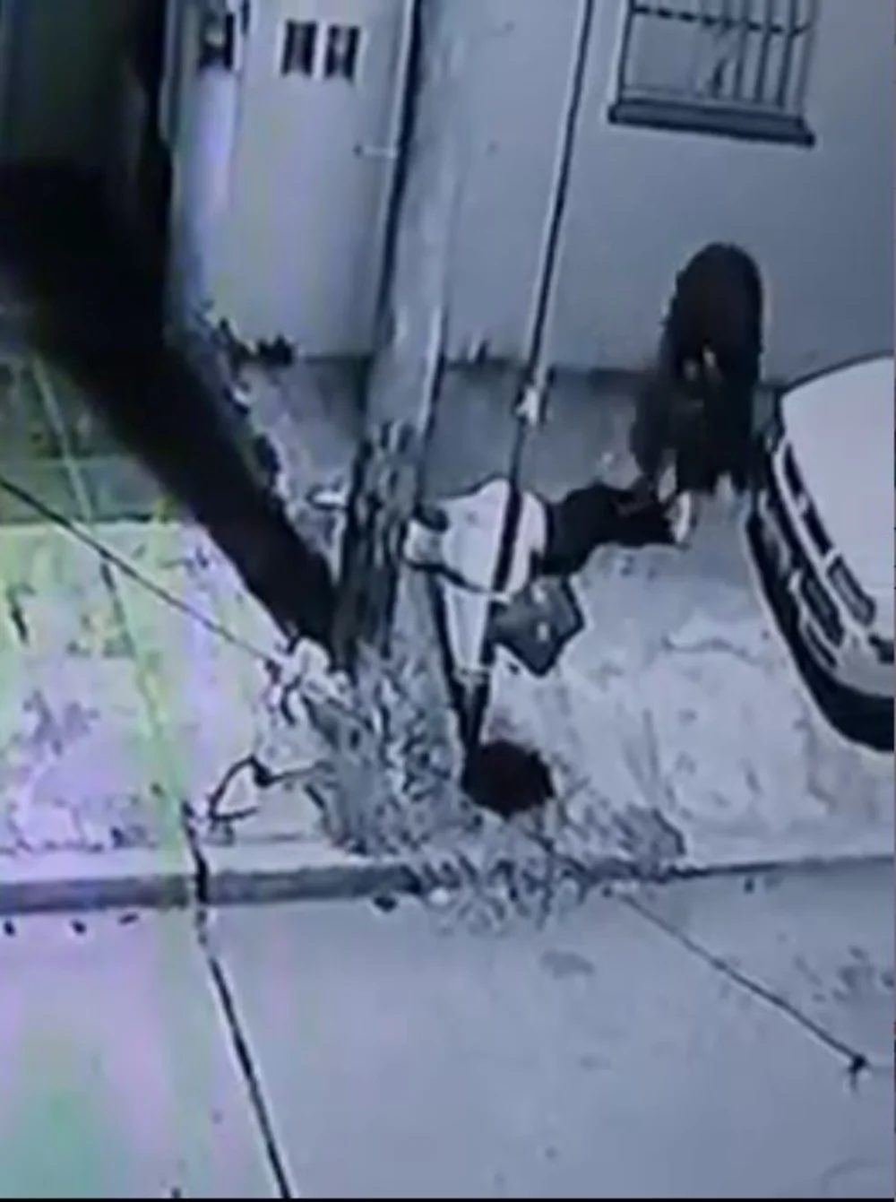 Le robaron las zapatillas mientras se encontraba desmayada en el suelo