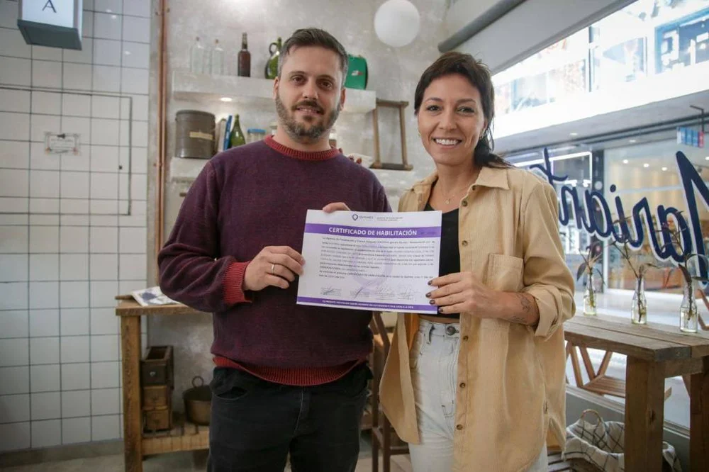 Mayra Mendoza entregó certificados de habilitación comercial al nuevo shopping de Quilmes