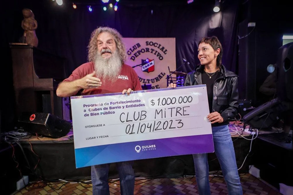 Mayra Mendoza entregó un subsidio de 1 millón de pesos a un club