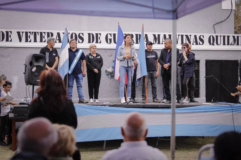Mayra Mendoza junto a Veteranos de Malvinas de Quilmes