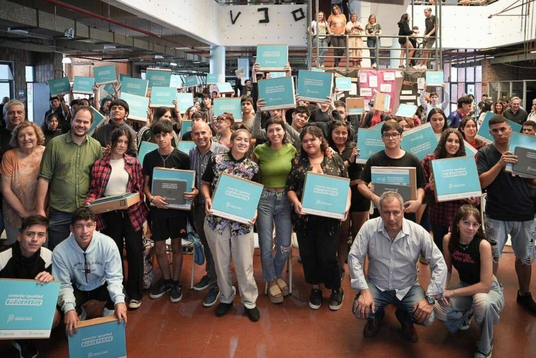 Mayra Mendoza entregó 167 netbooks a alumnos Mayra Mendoza entregó 167 netbooks a alumnos
