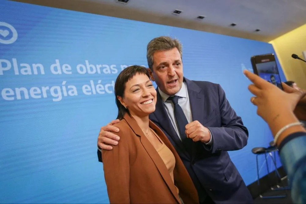 Mayra Mendoza junto a Sergio Massa en el anuncio sobre obras para EDESUR