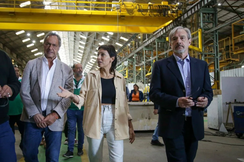 Scioli y Mayra Mendoza visitaron una metalúrgica de Quilmes oeste