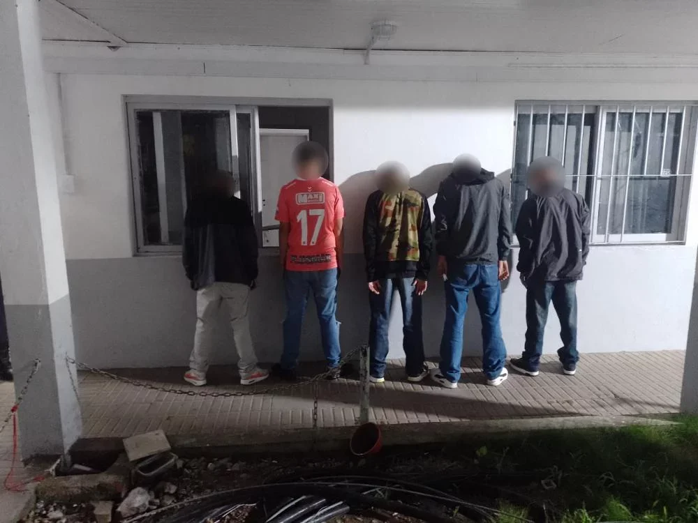 Cinco menores detenidos: llevaban una réplica de arma Cinco menores detenidos: llevaban una réplica de arma