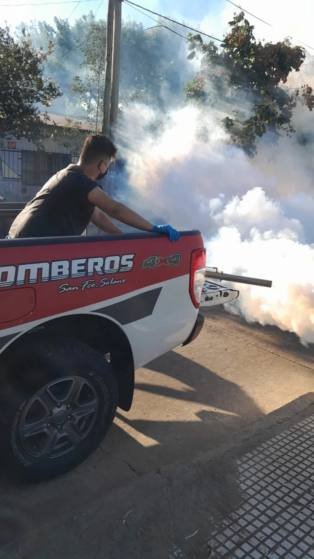 Bomberos de Solano realizaron una fumigación para combatir los mosquitos