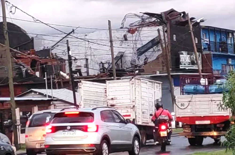 Voló techo y cayeron las paredes de un gimnasio de avenida Monteverde