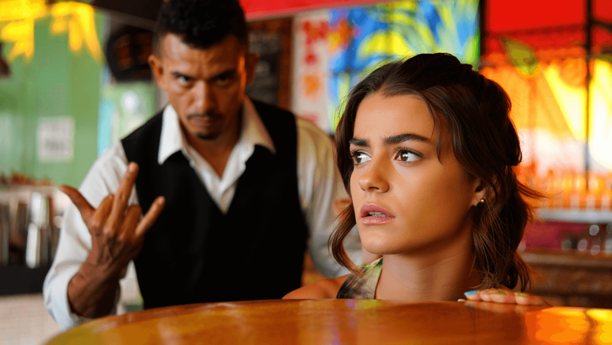 La abogada argentina acusada de racismo en Brasil: se conoció un nuevo video donde el mozo le hace gestos obscenos