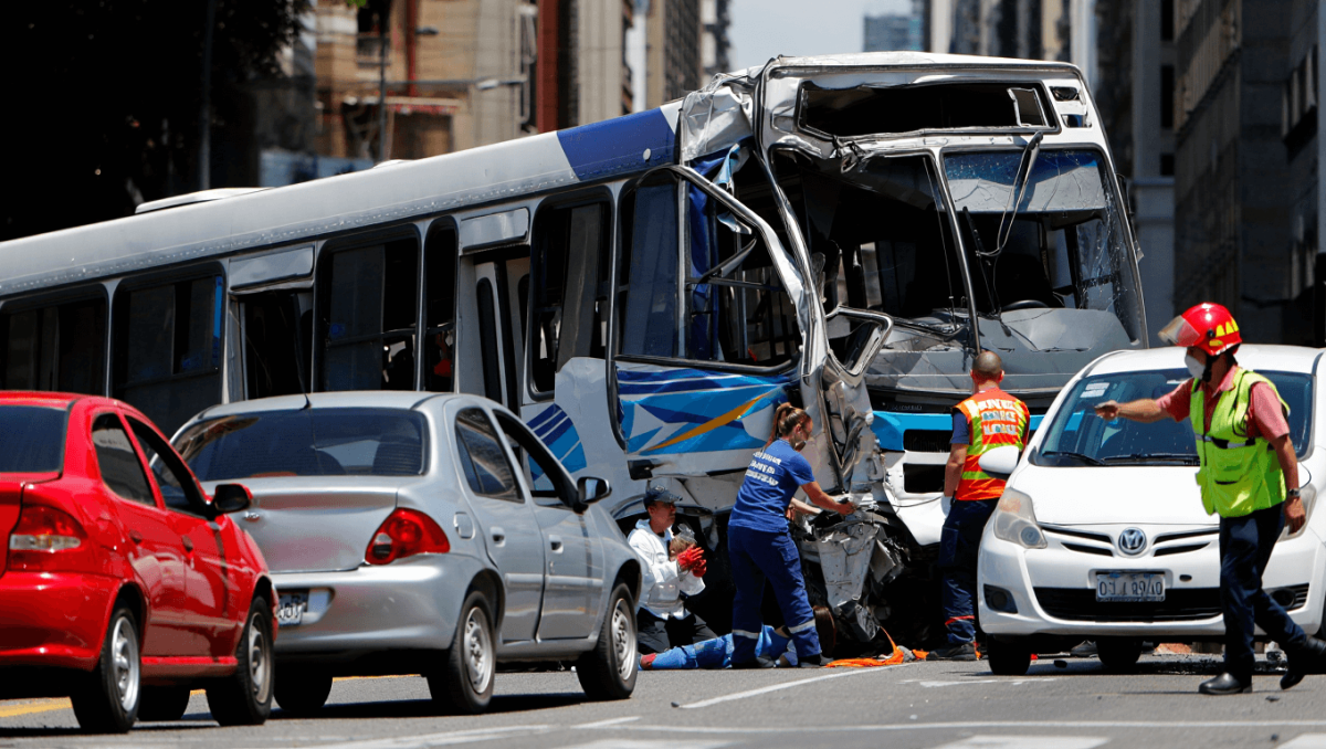 Un colectivo de la línea 168 perdió el control en Palermo y chocó contra cuatro autos estacionados
