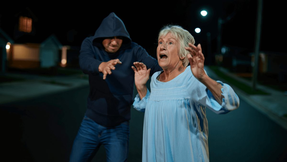 Un delincuente encapuchado le robó y golpeó brutalmente a una jubilada de 74 años