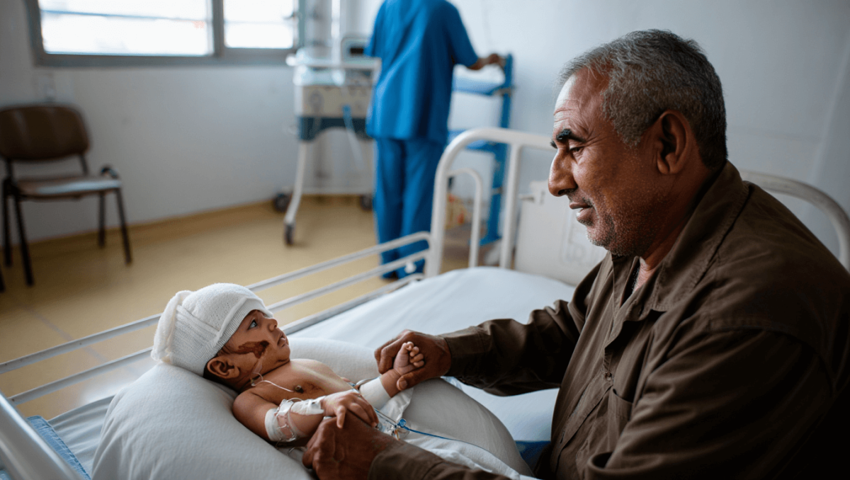 Un bebé de cuatro meses que era llevado en moto por su abuelo quedó internado tras chocar
