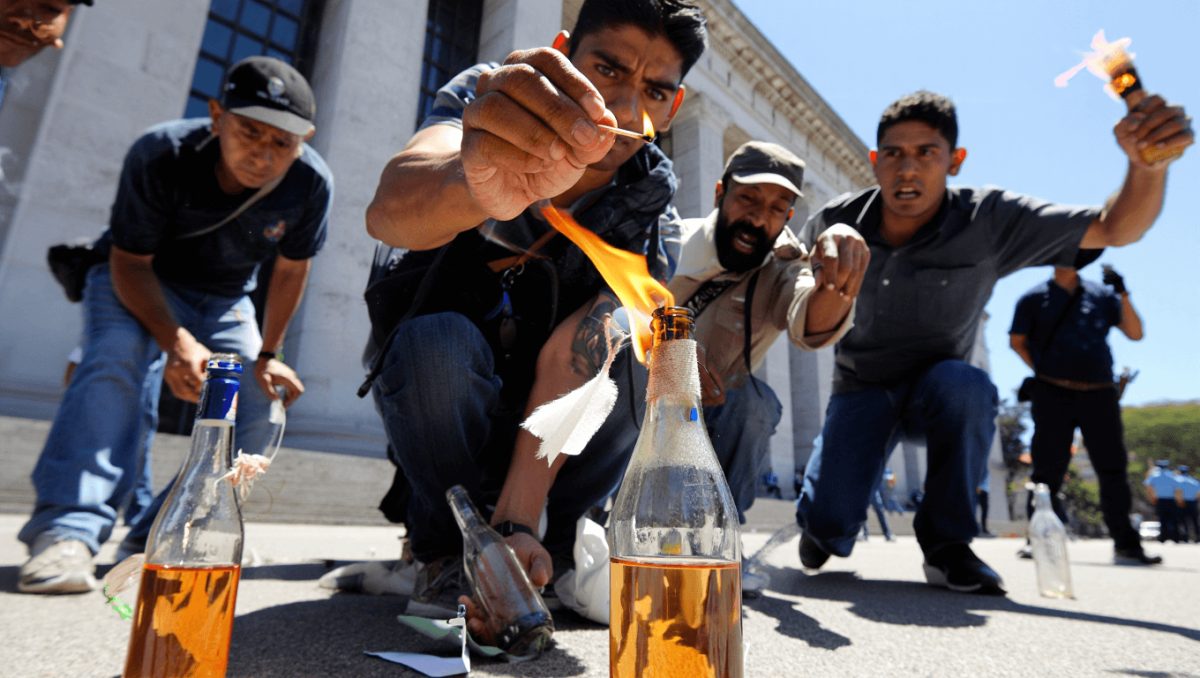 Video: así fabricaban y lanzaban bombas molotov frente, en la marcha contra la Reforma Laboral