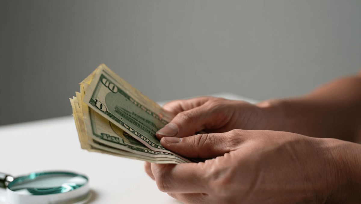 Policía Federal difundió un método simple para reconocer dólares truchos