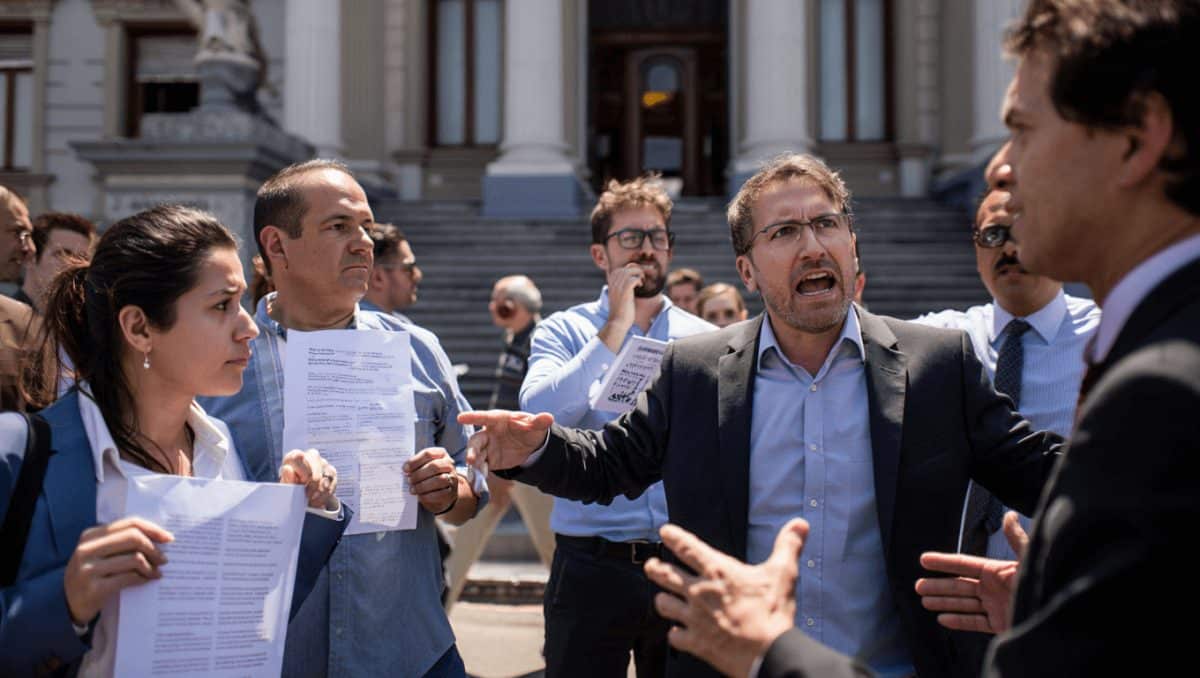 Cómo es el caso uruguayo: el silencioso mal que sufren las empresas argentinas y que ahora está en el ojo de la tormenta