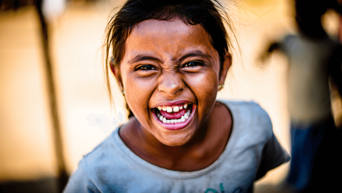 La enfermedad neurogenética poco frecuente donde la sonrisa de un niño esconde un diagnóstico 