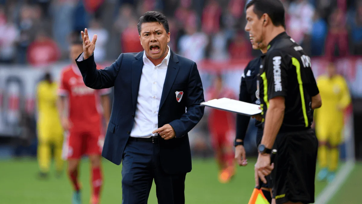 El caliente cruce de Gallardo con el asistente que dejó al VAR al descubierto: "¿Y si era gol de córner?"