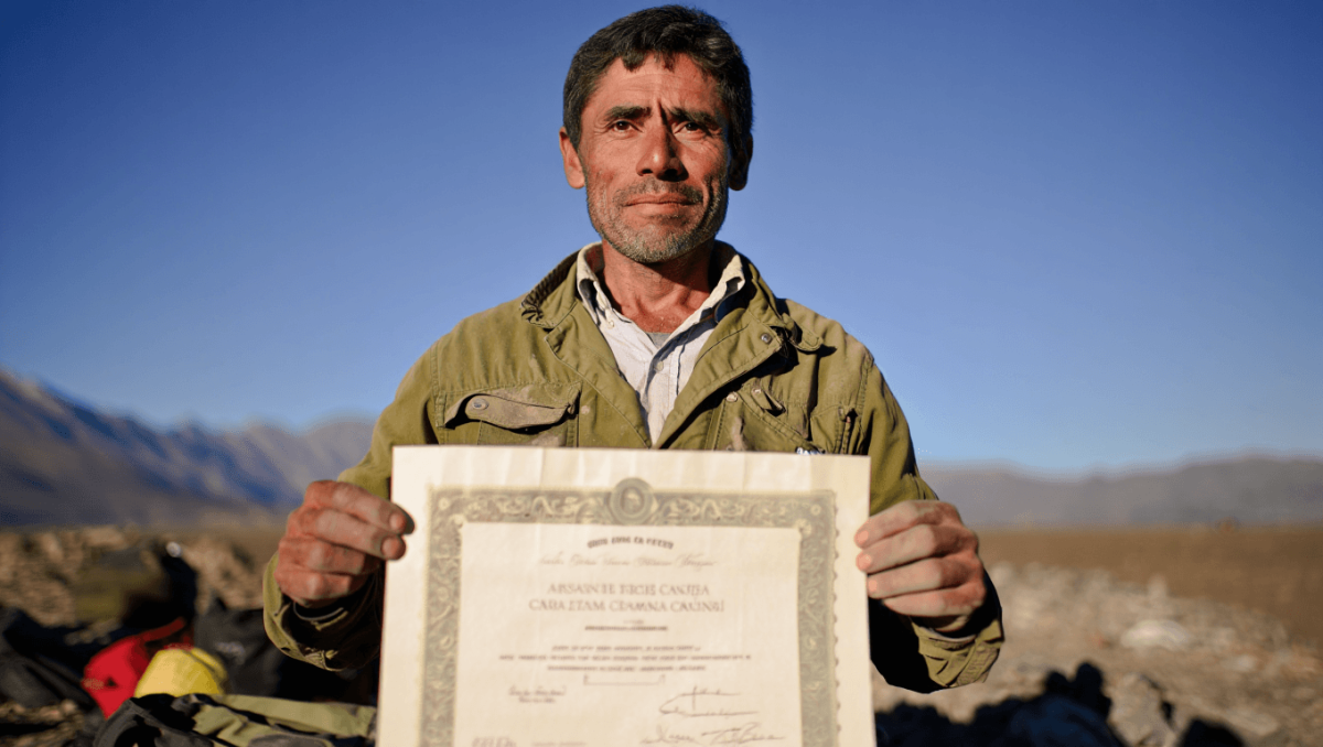El arqueólogo argentino que pasó de dormir en carpas en climas extremos a ganar un premio global histórico