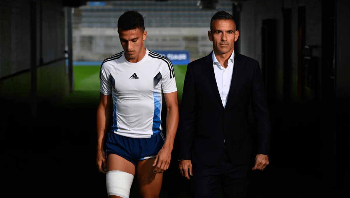 Milito viajó a Italia y Racing ya evalúa con Inter extender el préstamo de Carboni por su lesión