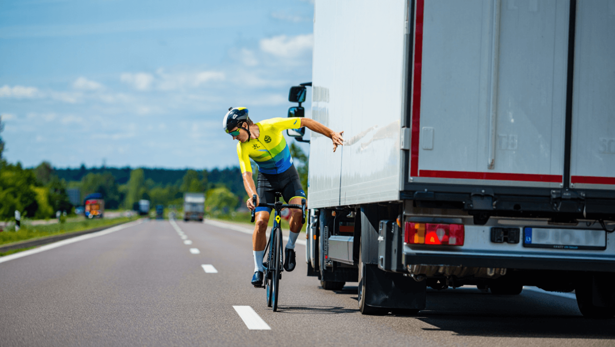 Salvaje agresión a un ciclista olímpico que entrenaba en la ruta: “Casi me tiran abajo del camión”