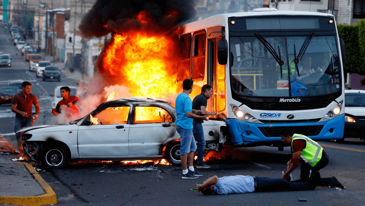 Iban siete en un auto, se metieron en el Metrobús y quedaron aplastados por un colectivo: el desesperado escape entre las llamas
