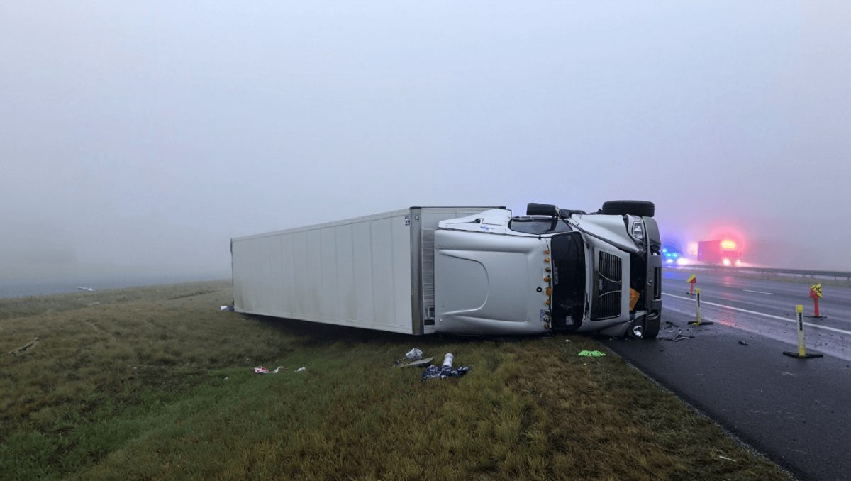 Volcó un camión en la autopista Riccheri en medio de la niebla: importantes demoras para llegar a la Ciudad de Buenos Aires