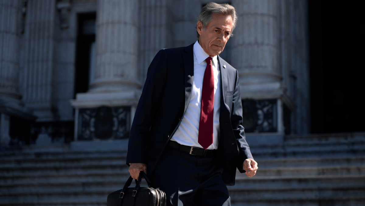 Adorni evita su paso por el Congreso en medio de acusaciones y busca mostrarse activo junto con Milei