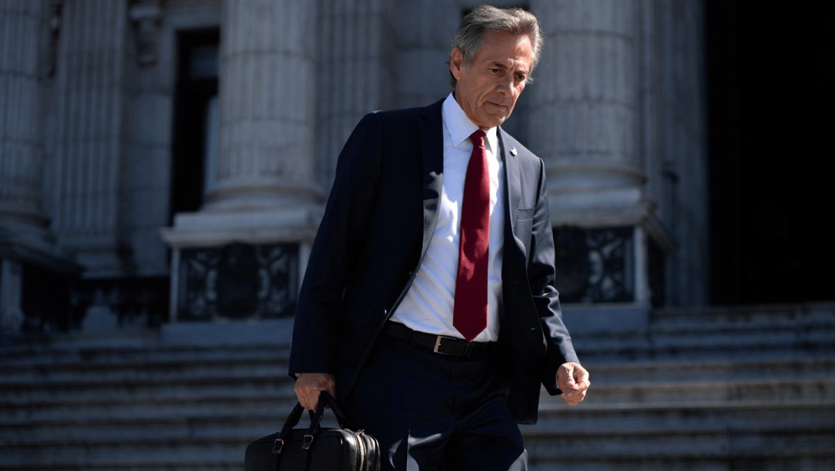 Adorni evita su paso por el Congreso en medio de acusaciones y busca mostrarse activo junto con Milei