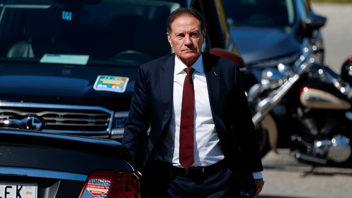 De la "motosierra" al uso privado de autos oficiales: el nuevo frente de conflicto que acorrala a Adorni