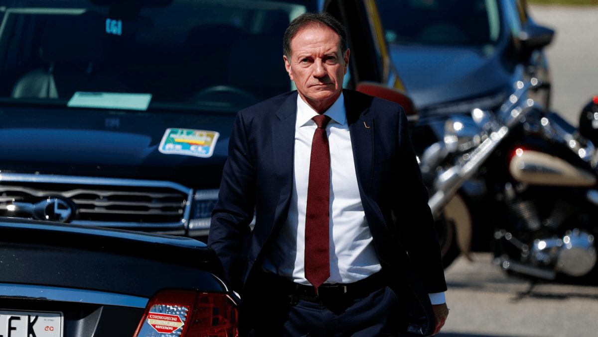 De la "motosierra" al uso privado de autos oficiales: el nuevo frente de conflicto que acorrala a Adorni