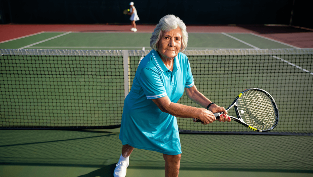 La curiosa historia de Mabel, la mujer de 93 años que es influencer, juega al tenis y conoció al hombre de su vida a los 87