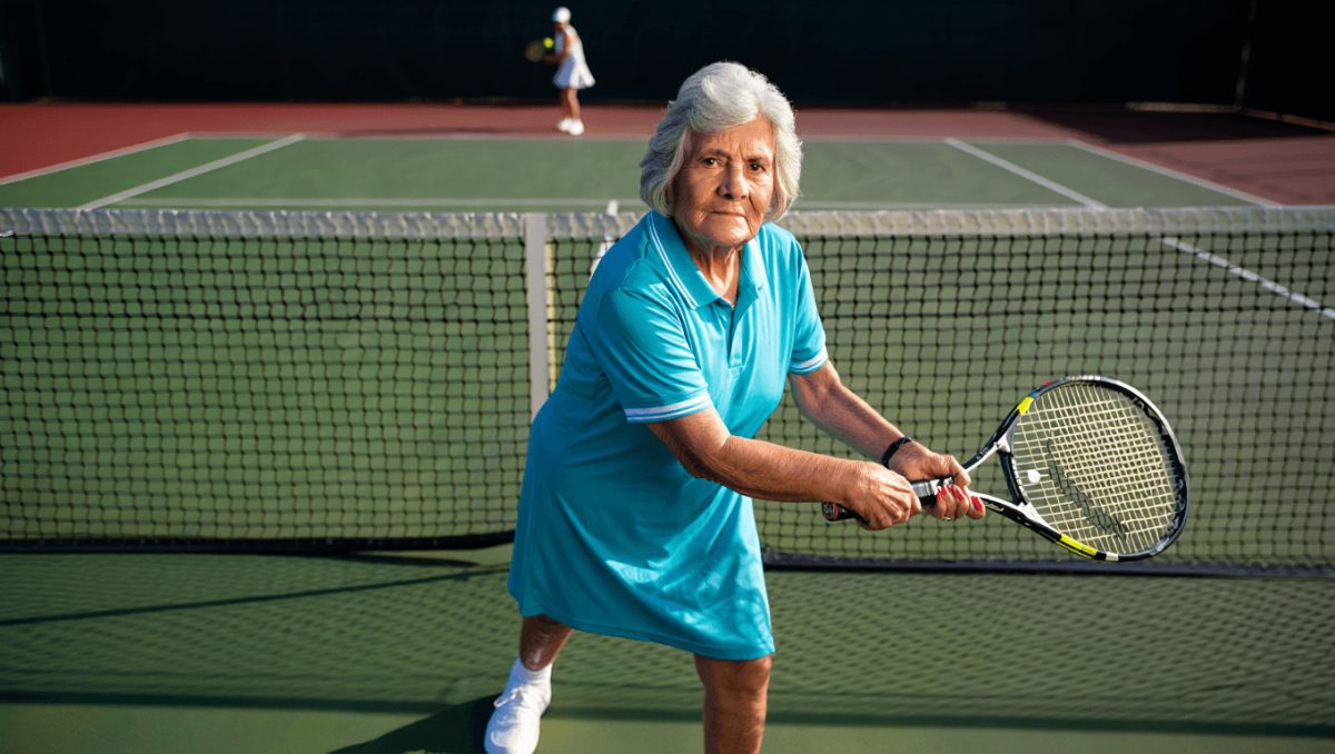 La curiosa historia de Mabel, la mujer de 93 años que es influencer, juega al tenis y conoció al hombre de su vida a los 87