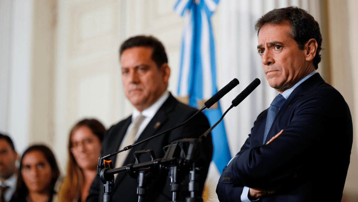 "Periodistas, go home": Milei vs. los molinos de viento, con el enemigo detrás de sus propios cortinados