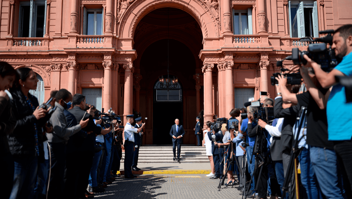 Adorni vuelve a las conferencias mientras avanza su causa