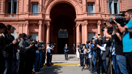 Adorni vuelve a las conferencias mientras avanza su causa