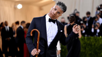 ¿Sos vos? La impactante transformación de Bad Bunny para la MET Gala 2026: prótesis, bastón y canas