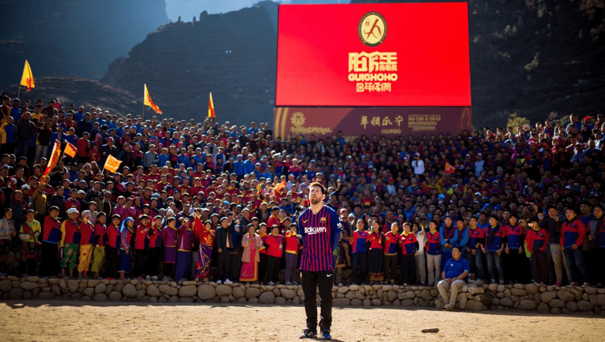 El “potrero” chino que sueña con que Messi lo vea jugar: estadio y pantalla gigantes en medio de montañas remotas