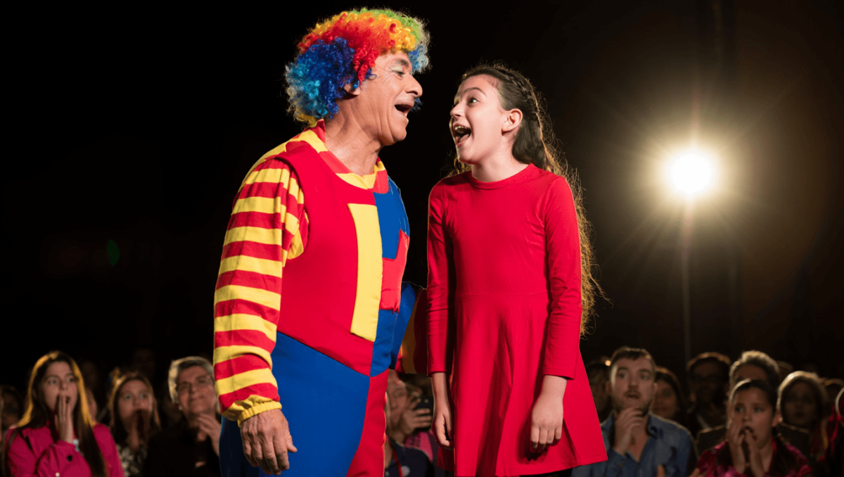 Espectáculos - MiráConmovedor. Piñón Fijo y su hija Sol cantaron juntos de forma improvisada en un show: Estoy muy emocionadaRedacción LAVOZ
