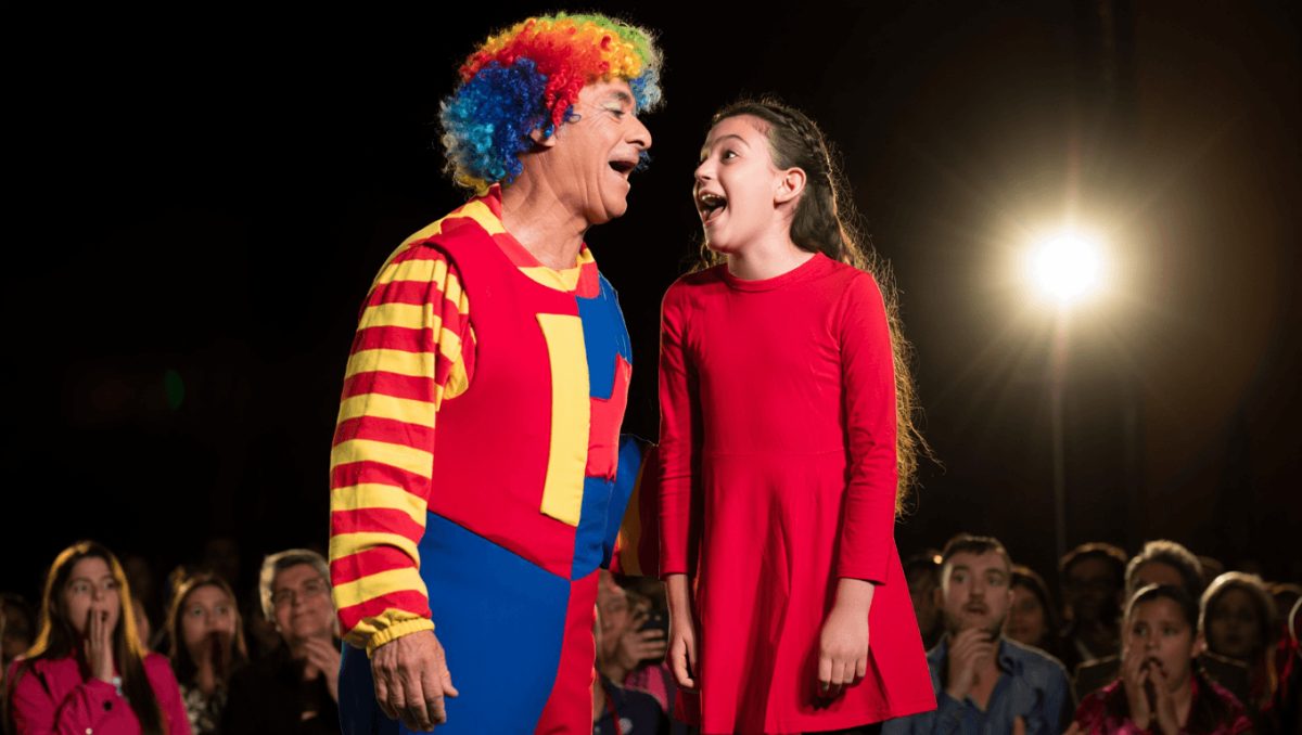 Espectáculos - MiráConmovedor. Piñón Fijo y su hija Sol cantaron juntos de forma improvisada en un show: Estoy muy emocionadaRedacción LAVOZ