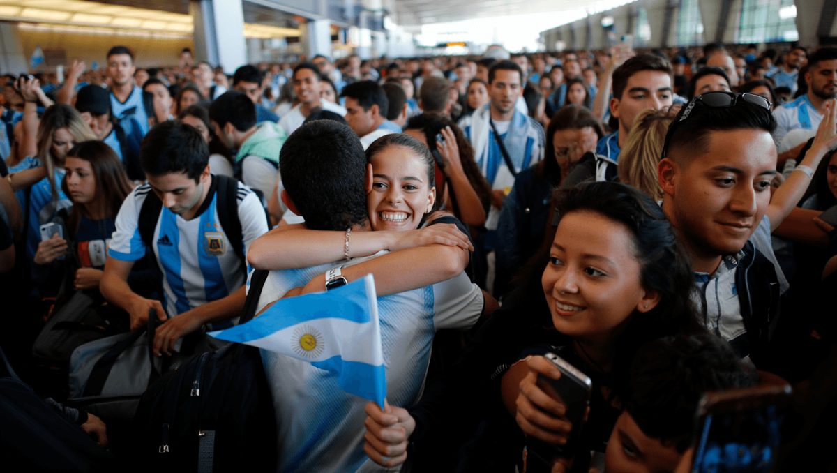 Argentinos que viajan a ver la final del Mundial: entre el apuro, la ansiedad y el deseo de cumplir un sueño