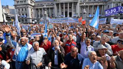 Los jubilados marcharon al Congreso de la Nación con el respaldo de la CGT