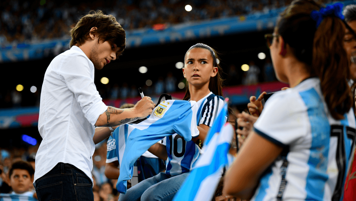 El más mufa. Louis Tomlinson chicaneó a una fanática argentina en la previa del partido ante Inglaterra