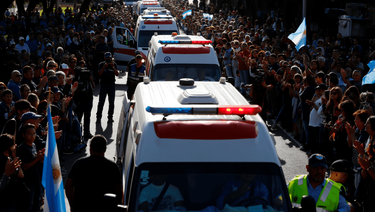 La dura misión para rescatar los cuerpos de la tragedia del helicóptero en San Juan: banderas y aplausos al costado de la ruta ante el paso de las ambulancias
