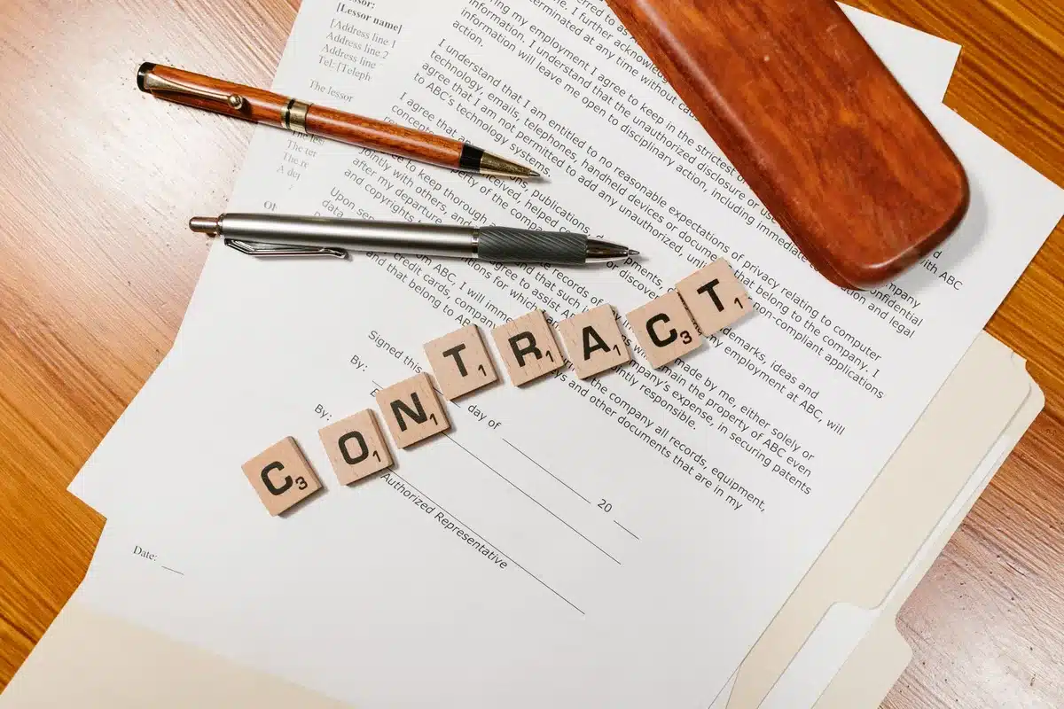 Documentos de contrato y negociaci&oacute;n de transferencia entre clubes de f&uacute;tbol