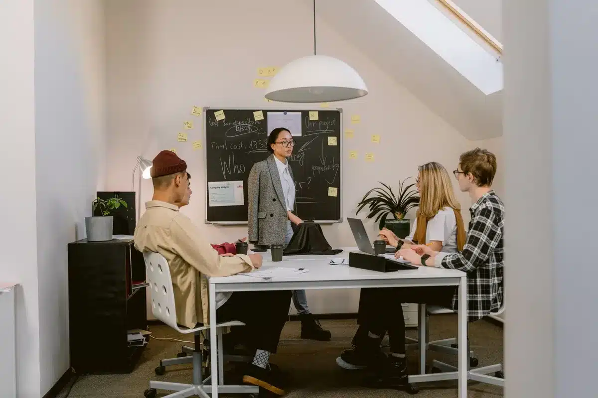 Profesionales trabajando en un espacio moderno de coworking con vista a una ciudad europea