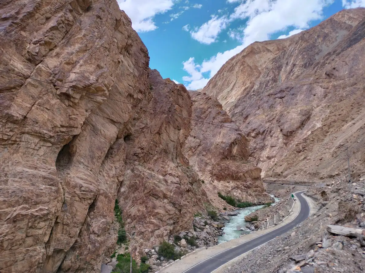 Camino de monta&ntilde;a con pronunciada pendiente y barranco profundo