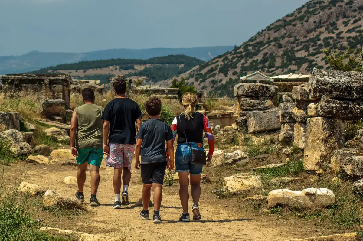 Familia en viaje por regi&oacute;n de monta&ntilde;a, disfrutando de atractivos tur&iacute;sticos