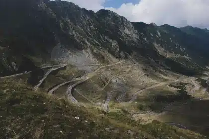 Camino de montaña sinuoso con curvas cerradas y acantilados a gran altura