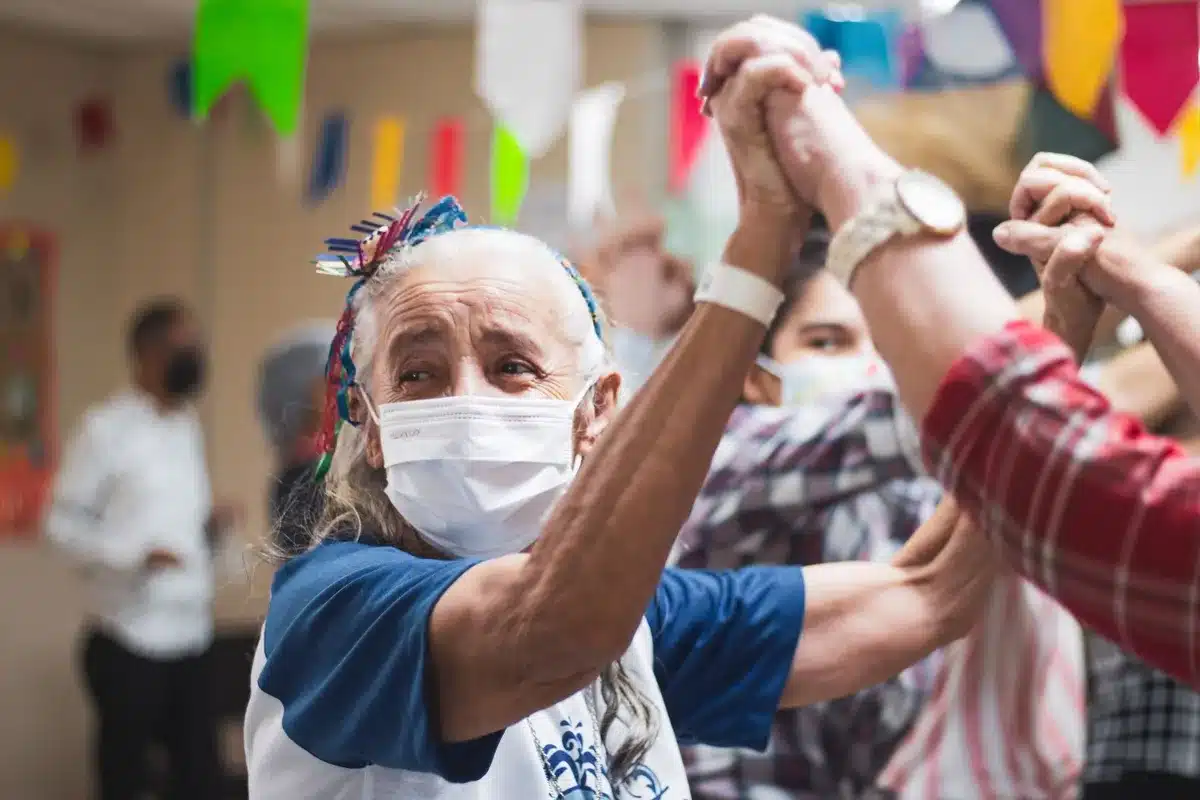 Residencia de larga estancia con espacios comunes y actividades para personas mayores