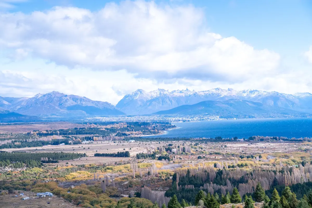 Paisaje monta&ntilde;oso de la Patagonia con territorio ind&iacute;gena.