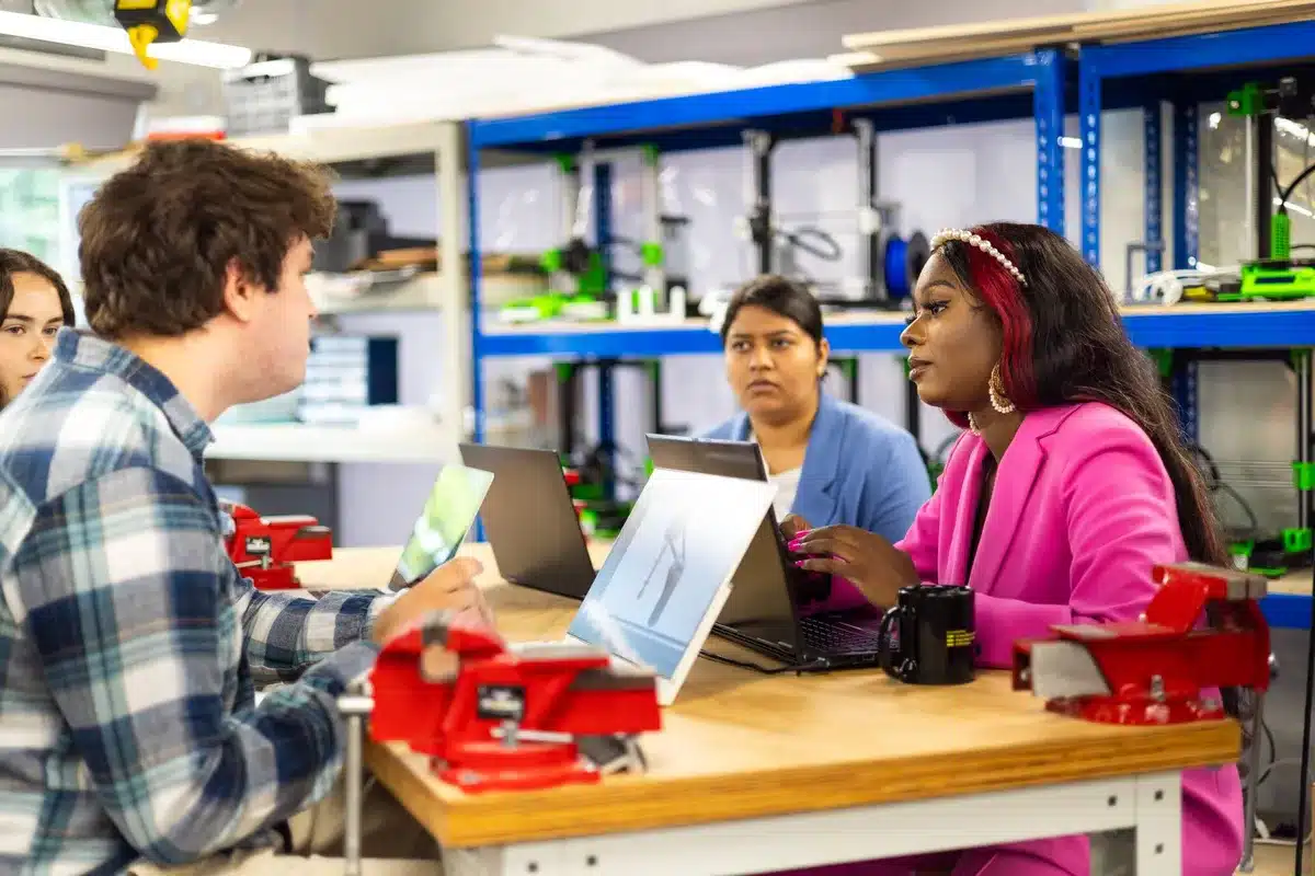 Equipo multidisciplinario de estudiantes colaborando en el taller de ingeniería